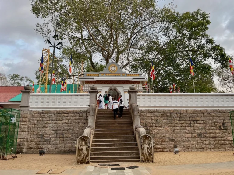 Sri Lanka Temple Etiquette: Sacred Do’s & Don’ts (2025 Guide)